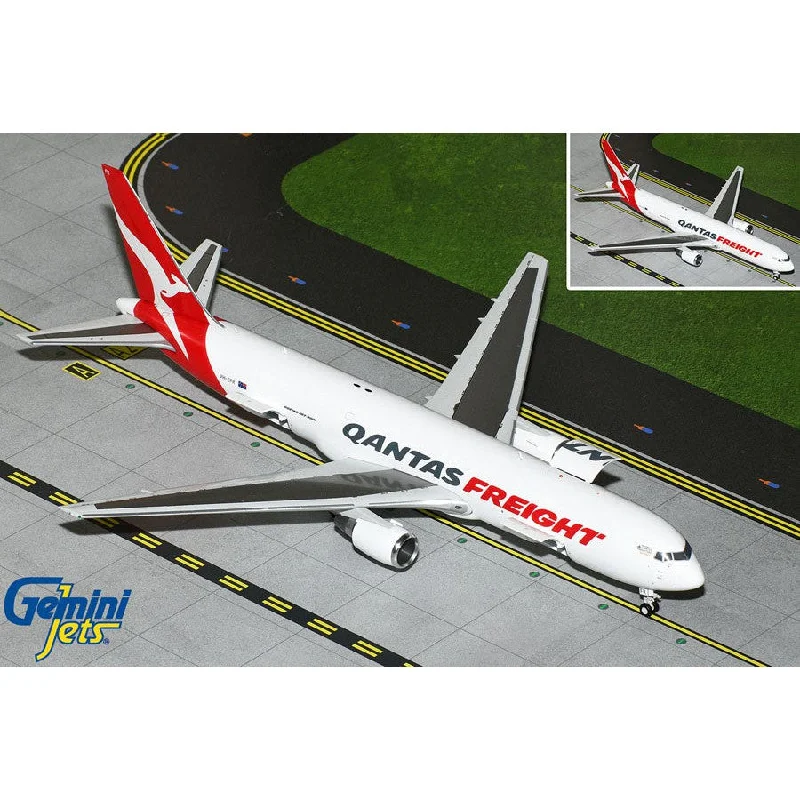 Solid Wood Puzzle Models Toys with a 3D Cityscape Design1/200 Qantas Freight B767-300F VH-EFR (Interactive Series)