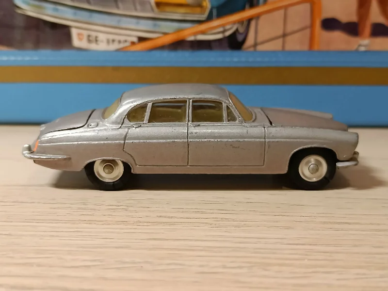 Radio - Controlled Drift Car with Adjustable Suspension and High - Grip Tires238 Jaguar Mk X in cerise 2