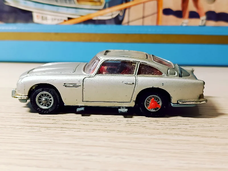 Battery - Powered Miniature Train for Indoor Home Layouts with Sound Effects270 James Bond Aston Martin DB5