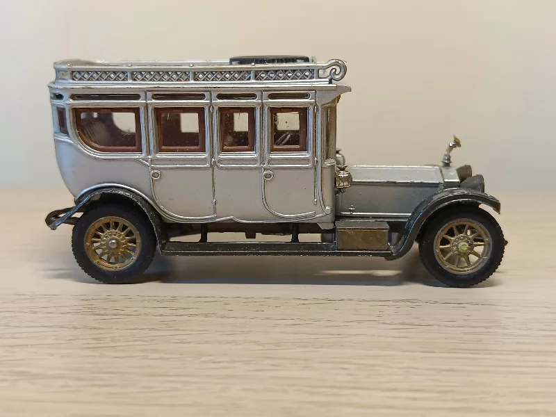 Die - Cast Model of a London Double - Decker Bus with Detailed Interior and Exterior9041 1912 Rolls Royce Silver Ghost with gold wheels (2)