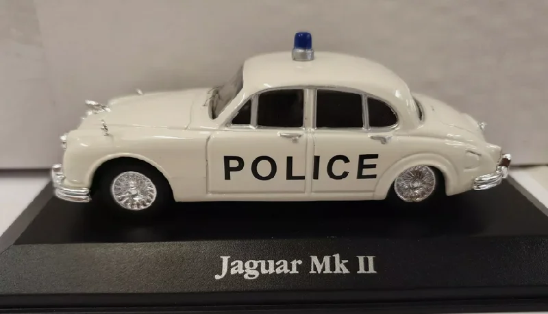 1:24 Scale Die - Cast Model of a Lamborghini Aventador SVJ with Realistic DetailsBest Of British Police Cars - Jaguar MkII Bedfordshire Police